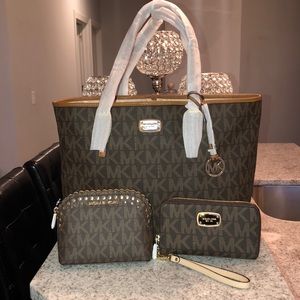 BNWT MICHAEL KORS CARRYALL TOTE, WALLET &MU CASE